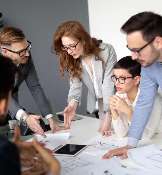 Conseiller financier Consalti en Suisse accompagnant un client